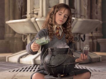 Emma Watson als Hermine Granger, die gerade einen Zaubertrank mischt | © IMAGO / FAMOUS