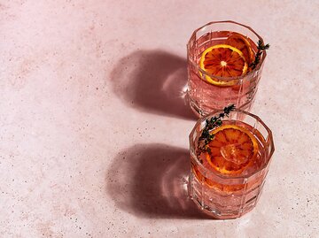 Cocktail mit Orange und Eiswürfeln | © GettyImages/Jane Vershinin