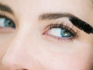 Nahaufnahme von den Augen einer Frau, die Mascara aufträgt | © Getty Images/Rick Gomez