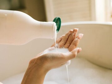 Frau benutzt Shampoo | © Getty Images/Fiordaliso