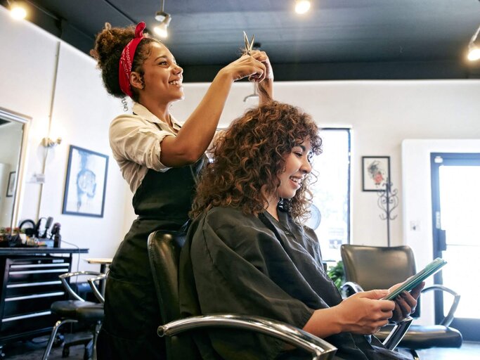 Person bekommt Haare geschnitten. | © Getty Images/Peathegee Inc