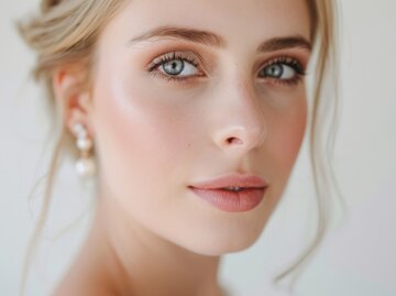 Close-up von geschminktem Frauengesicht  | © AdobeStock/DVS