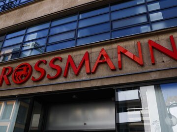 Rotes Rossmann-Logo an einer Hausfassade. | © Getty Images/NurPhoto 