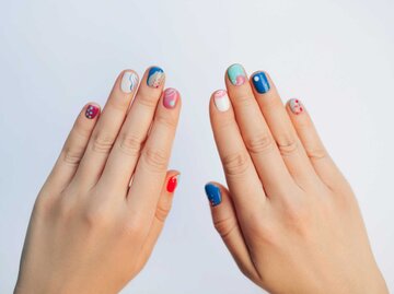 Fingernägel in allen bunten Farben | © Getty Images/Anna Efetova