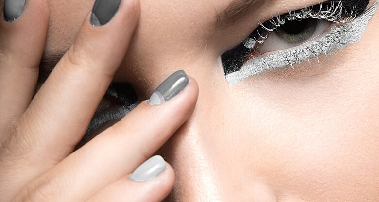 Close-up von Frau mit markantem Make-up und grauen Nägeln | © AdobeStock/Kobrinphoto