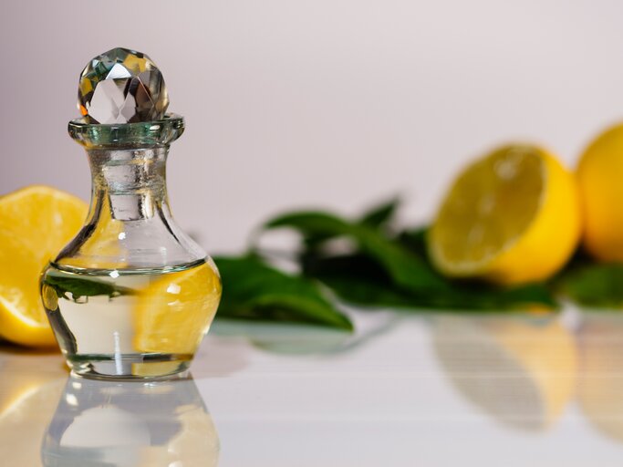 Limoncello Spritz Parfumfläschchen vor Zitronen | © GettyImages/Ioana Ursu
