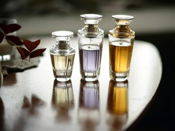 3 Parfum-Flakons | © Getty Images/Kristina Strasunske