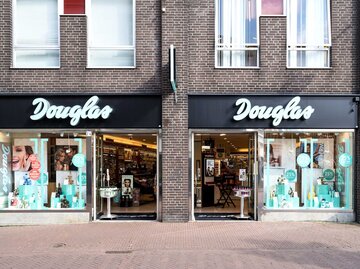 Douglas Store von außen | © Adobe Stock/Björn Wylezich