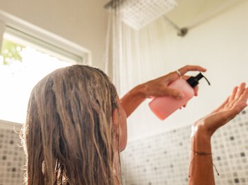 Frau gibt sich Duschgel auf ihre Hand | © Getty Images/Mystockimages