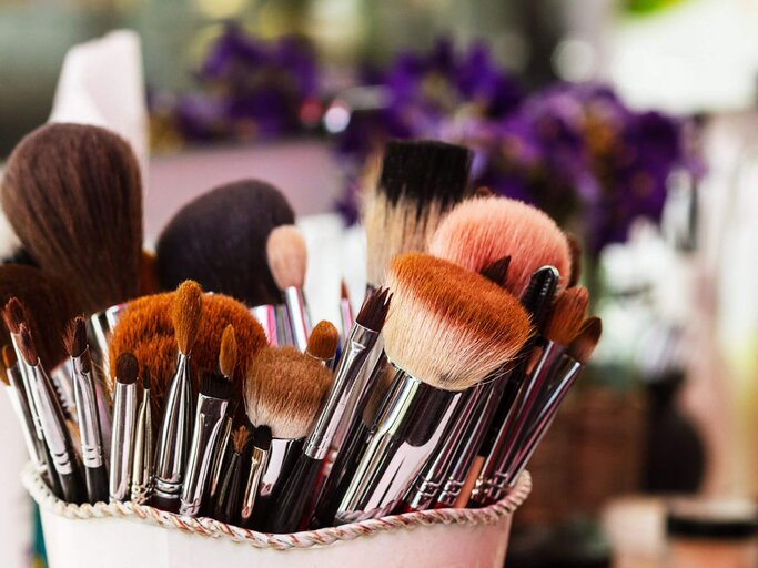 Make-up-Pinsel in Becher | © Getty Images/lokisurina