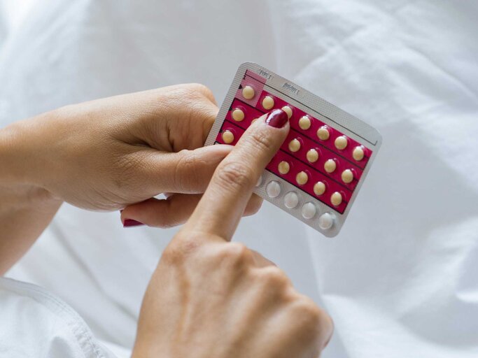 Frau hält Antibaby-Pille fest | © Getty Images/PhotoAlto/Frederic Cirou