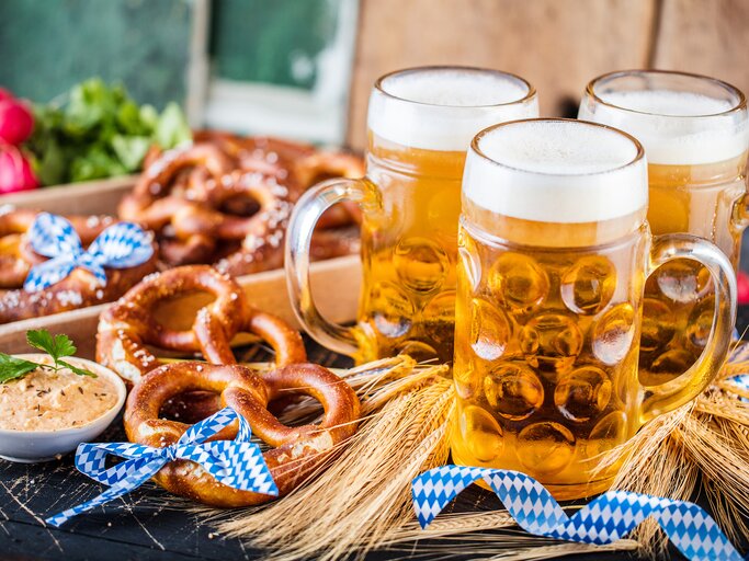 Oktoberfest Bier, Brezen und Obazda | © Adobe Stock/karepa