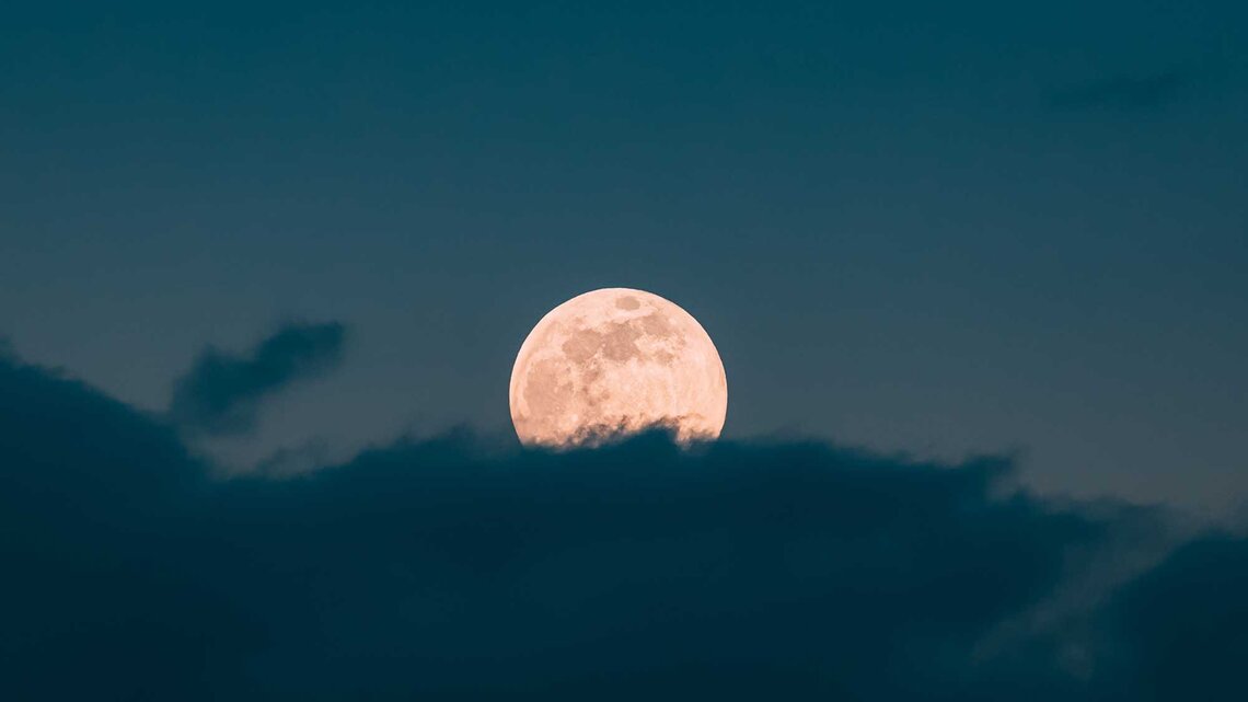 Vollmond am Nachthimmel halb hinter Wolken. | © Adobe Stock/Grigory Bruev