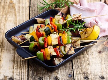 Gegrillte Gemüsespieße auf einem Teller | © Getty Images/istetiana