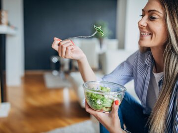 Frau isst grünen gesunden Salat | © GettyImages/South_agency