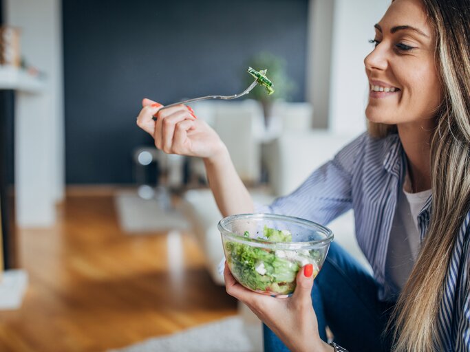 Frau isst grünen gesunden Salat | © GettyImages/South_agency