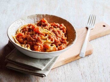 Spaghetti Bolognese auf einem Teller angerichtet | © Getty Images/Westend61