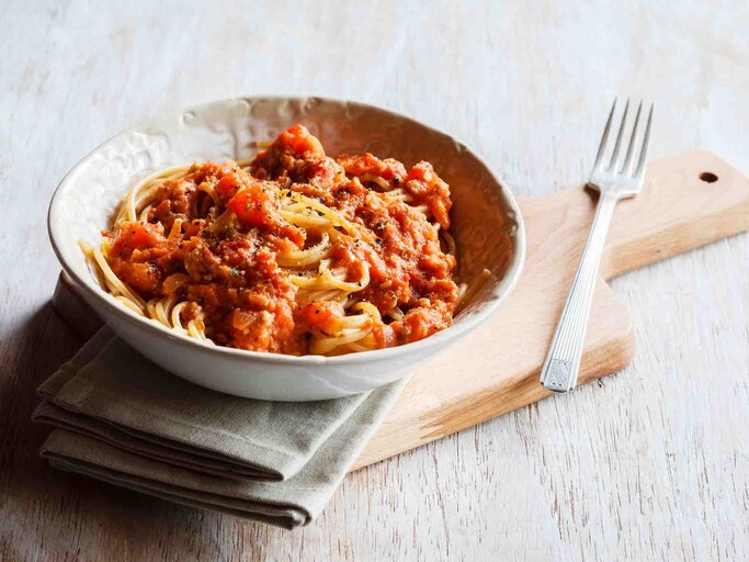 Spaghetti Bolognese auf einem Teller angerichtet | © Getty Images/Westend61