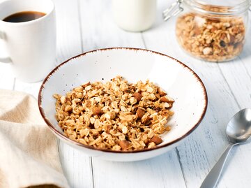 Müsli mit Nüssen und eine Tasse Kaffee zum Frühstück | © GettyImages/Elena Medoks