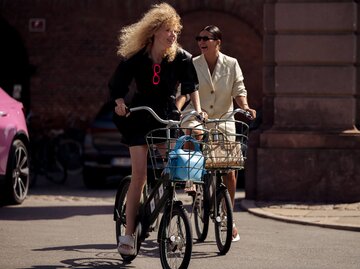 Frauen fahren Fahrrad | © Getty Images