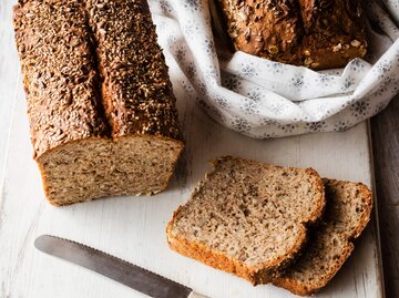 Brot ohne Mehl mit Haferflocken und Saaten | © Getty Images