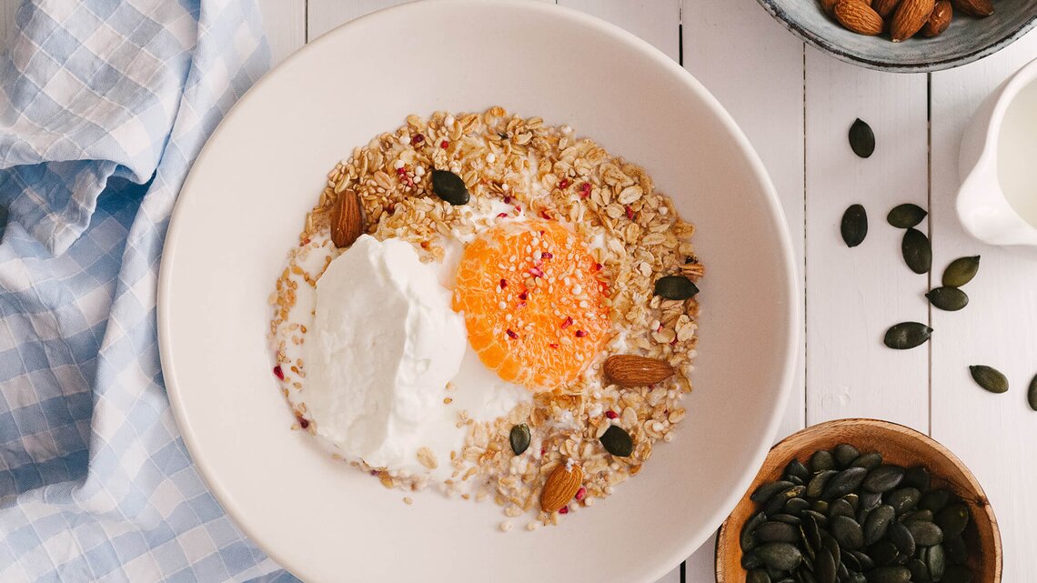 Frühstücks-Bowl mit Haferflocken und Obst | © Getty Images