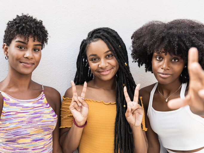 Drei schwarze Frauen haben unterschiedliche Haarlängen und einen anderen Charakter | © GettyImages/Westend61