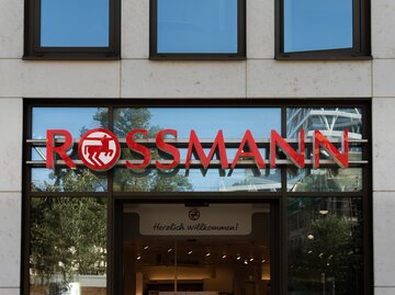Rossmann Logo und Storefront | © Adobe Stock/Felix Geringswald