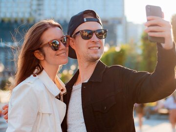 Junges Paar macht Selfie in der Öffentlichkeit | © Getty Images/Shangarey