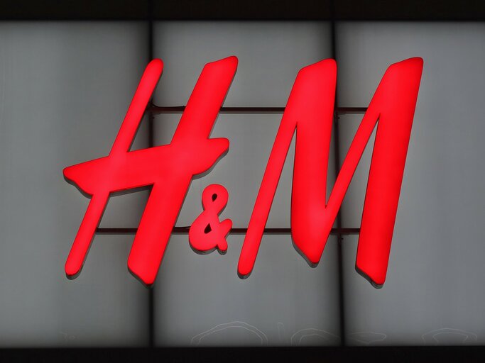 H&M Shop Logo | © GettyImages/Gary Hershorn