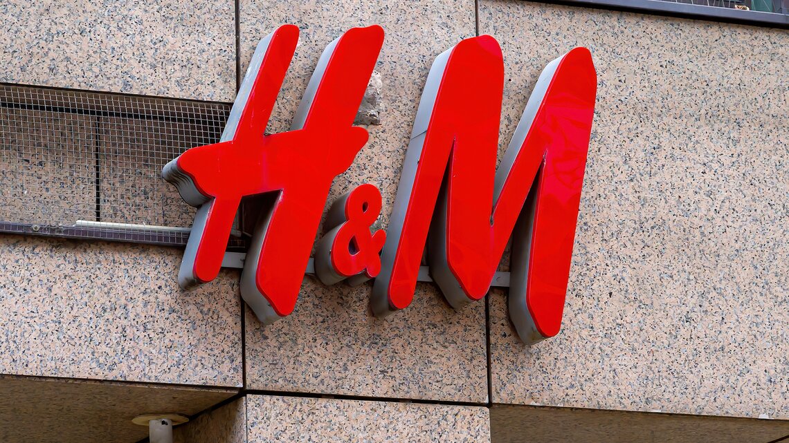 H&M Shop in Stuttgart | © AdobeStock/Jürgen Fälchle