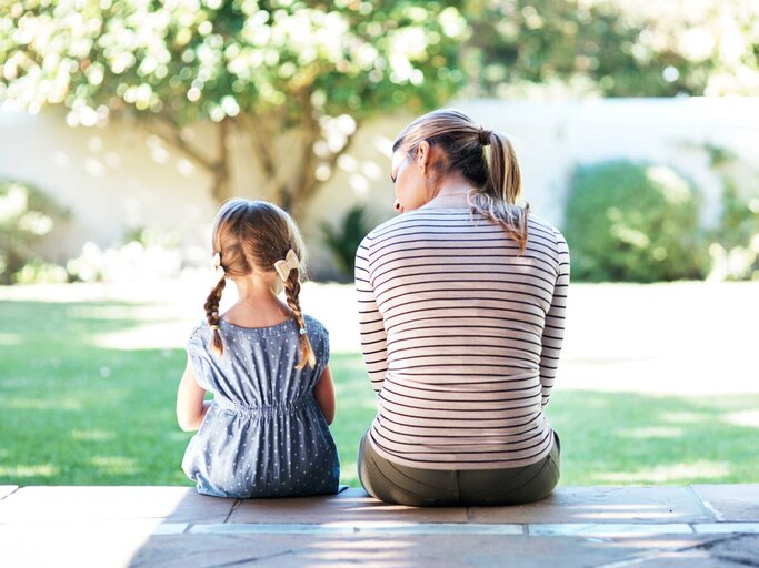 Tochter und Mutter sitzen auf Terrasse | © Getty Images/shapecharge