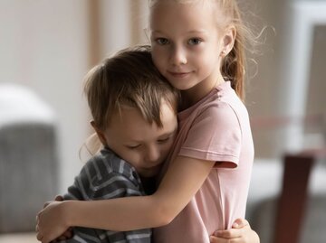 Kinder umarmen sich. | © Getty Images/fizkes