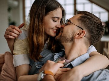 Eine Frau und ein Mann sind kurz davor sich zu küssen | © GettyImages/Pekic