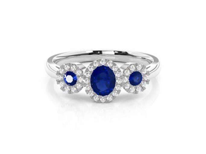 Ein silberner Verlobungsring mit drei blauen Saphir-Edelsteinen. | © Diamonds Factory DE 