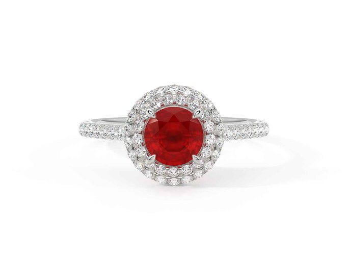 Ein silberner Verlobungsring mit einem runden roten Rubin in der Mitte, der von kleinen weißen Diamanten umrandet wird. | © Diamonds Factory DE 