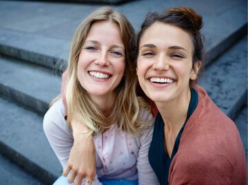 Zwei lächelnde junge Frauen | © Getty Images/Oliver Rossi