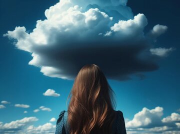Eine junge Frau von hinten hat eine große Wolke über ihrem Kopf. | © Adobe Firefly/Eva Nunberger/KI generiert