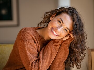 Eine junge Frau lächelt. | © Adobe Stock/Rido