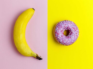Banane und Donut  | © Getty Images/Vitalika Popkova