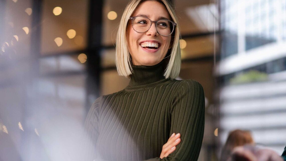 Lächelnde junge Frau mit Brille | © Getty Images/Westend61