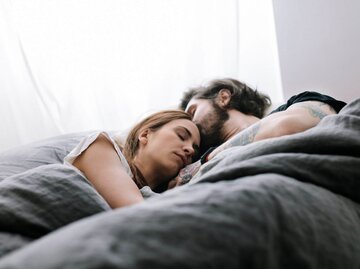 Paar schläft in Bett | © Getty Images/Willie B. Thomas