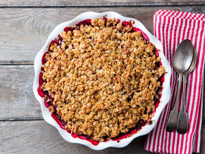 Himbeer Crumble | © Getty Images/AnnaPustynnikova