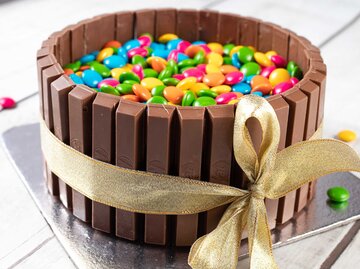 Smarties Kuchen mit Kitkat Rand | © Getty Images/vivek sankhwal