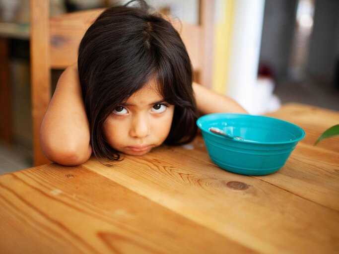 wählerisches Kind, das sein Essen nicht essen mag | © Getty Images/Laura Olivas