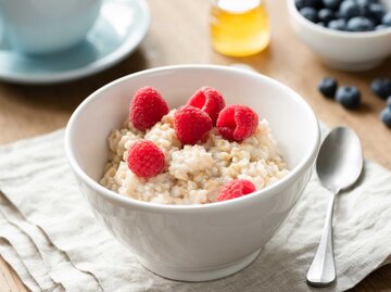 Porridge mit Himbeeren | © Getty Images/Arx0nt