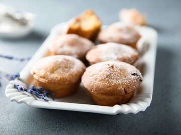 Muffins auf einem Teller | © Getty Images/Mariha-kitchen