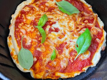 Pizza aus der Heißluftfritteuse | © Getty Images/mtreasure