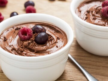 Mousse au Chocolat mit Beeren serviert | © Getty Images/CarlaMc