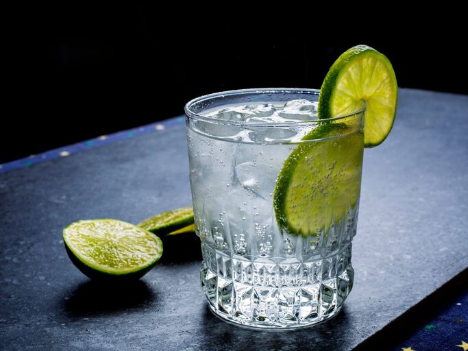 Gin Fizz im Glas mit Limetten | © Getty images/brazzo